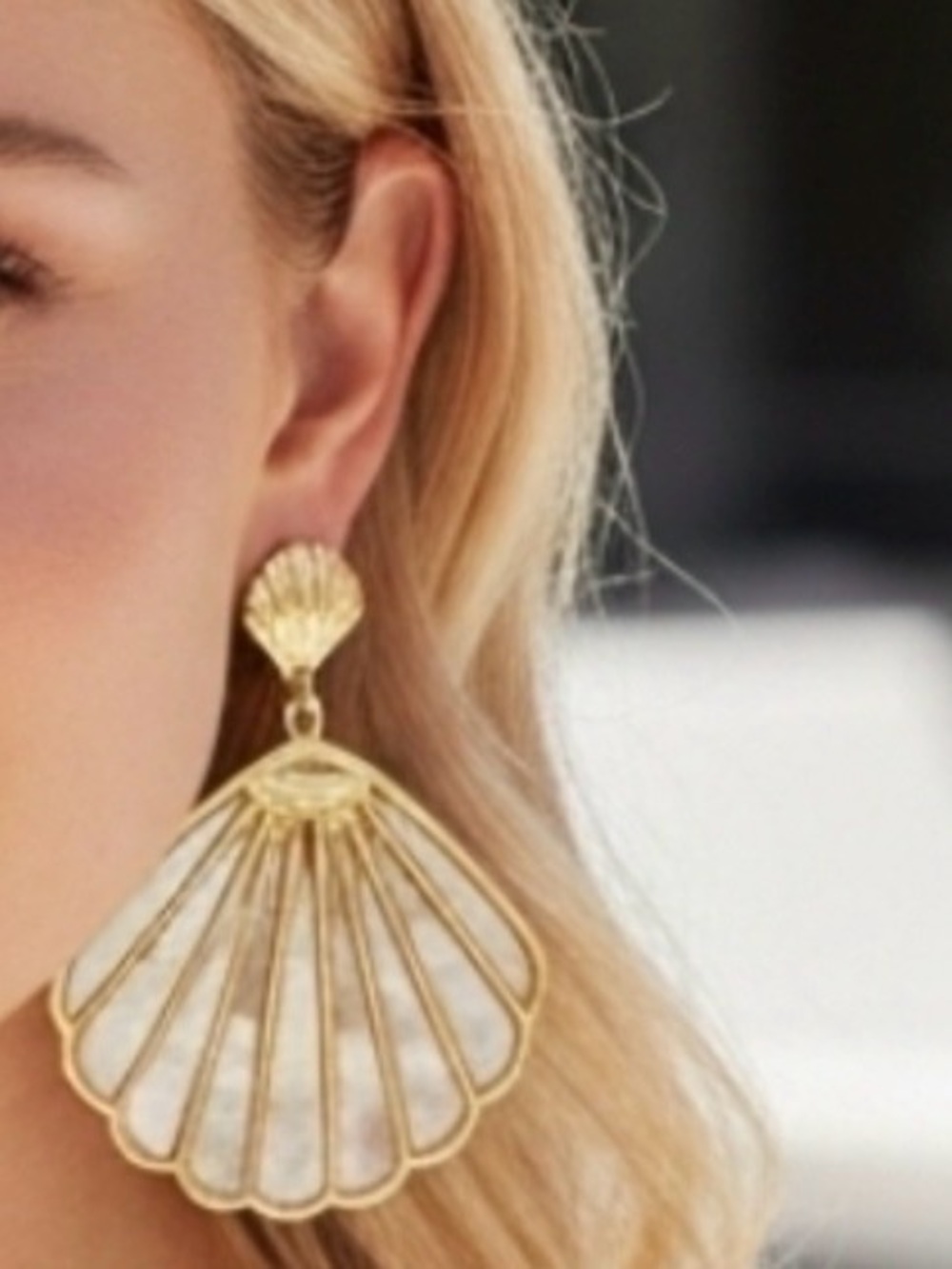 House of Harlow 1960 Gold Shell Drop Earrings with Iridescent Pearl Inlay - Picture 4 of 5